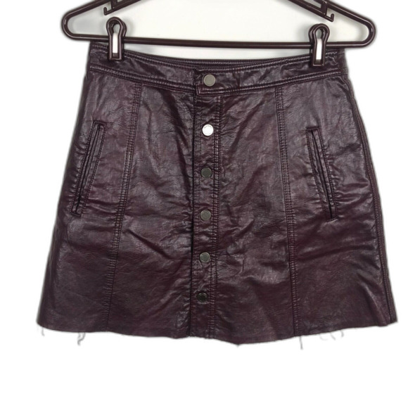 Blank NYC Red Faux Leather Snap Front Mini Skirt Women's Size 27 Raw Hem Pockets - Picture 1 of 7